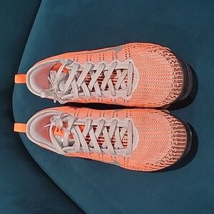 Orange vapor max 6.5Y or 8.5 woman